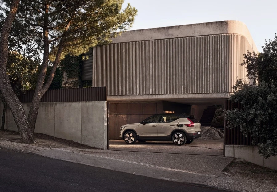 Volvo EX40 Exterior Front